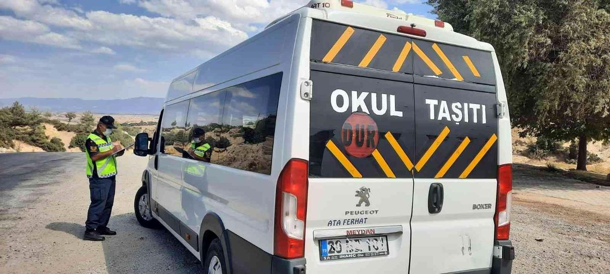 Son dakika 3. sayfa: Jandarmadan okul servis araçlarına sıkı denetim