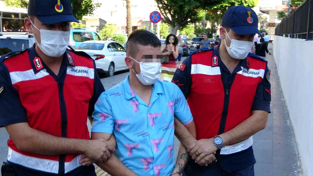 Kafasına taşla vurup, aracını gasp ettiler