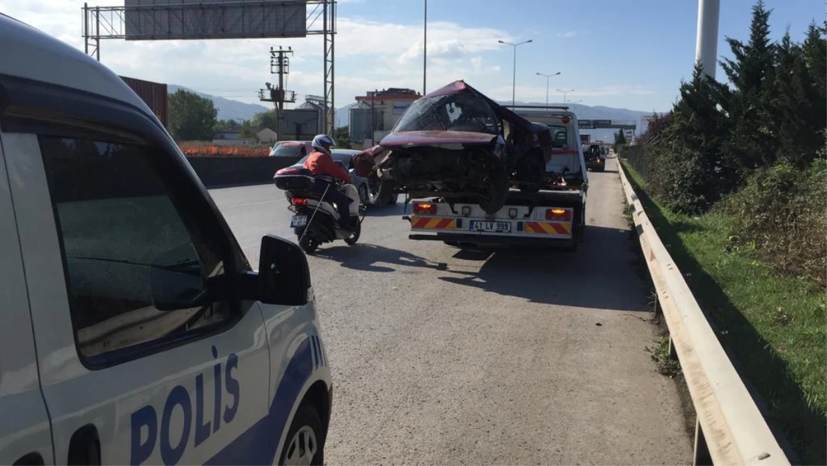 Kocaeli\'de bariyere saplanan otomobilin sürücüsü öldü