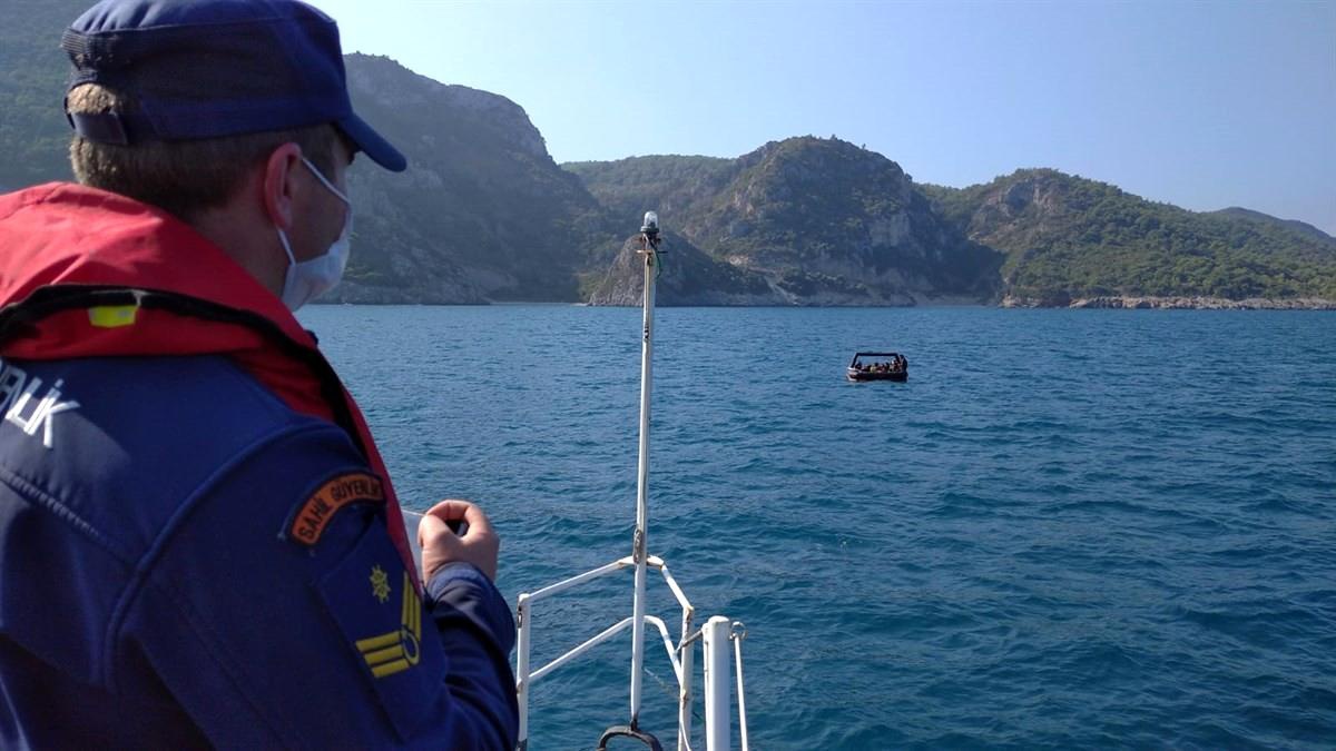 Kuşadası açıklarında 53 düzensiz göçmen kurtarıldı