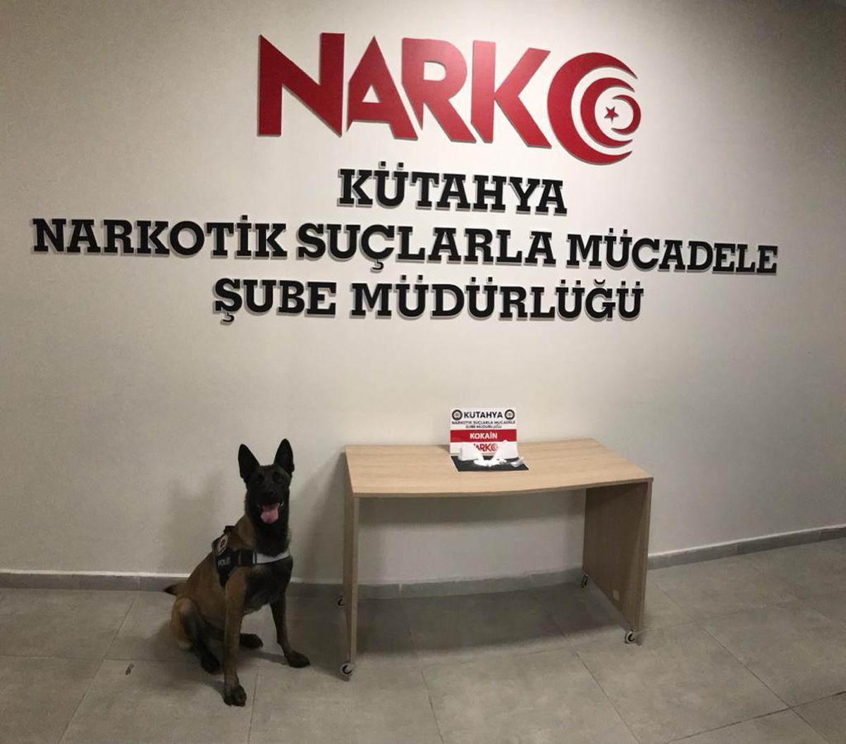 Son dakika haberleri... Kütahya\'da bir otomobilin direksiyon bölümünün altında kokain ele geçirildi