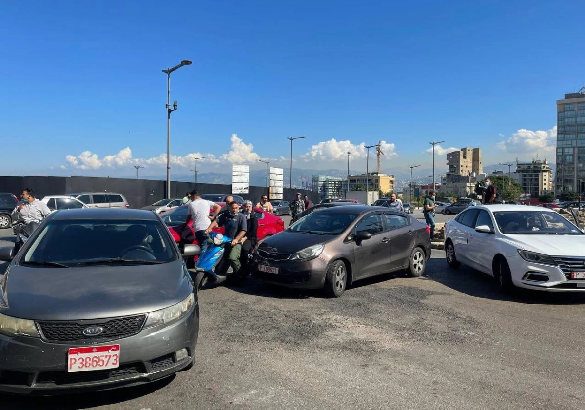 Lübnanlı şoförler akaryakıt zammını protesto etmek için yolları trafiğe kapattı