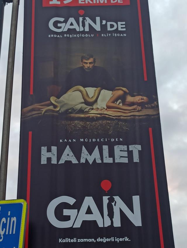 Hamlet dizisinin afişine sansür! Çıplak poz veren Elit İşcan'ın sokak afişlerinde üstüne örtü eklendi