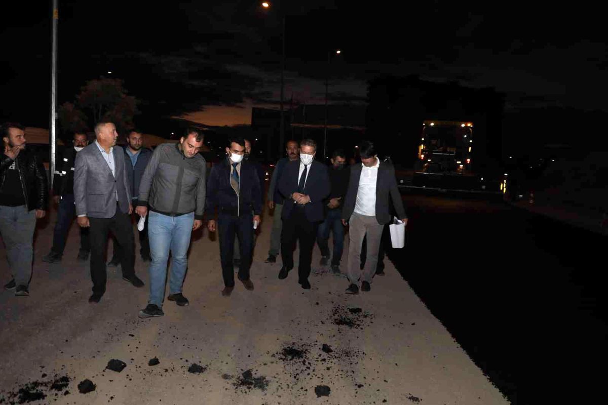 Melikgazi\'de gece asfalt mesaisi