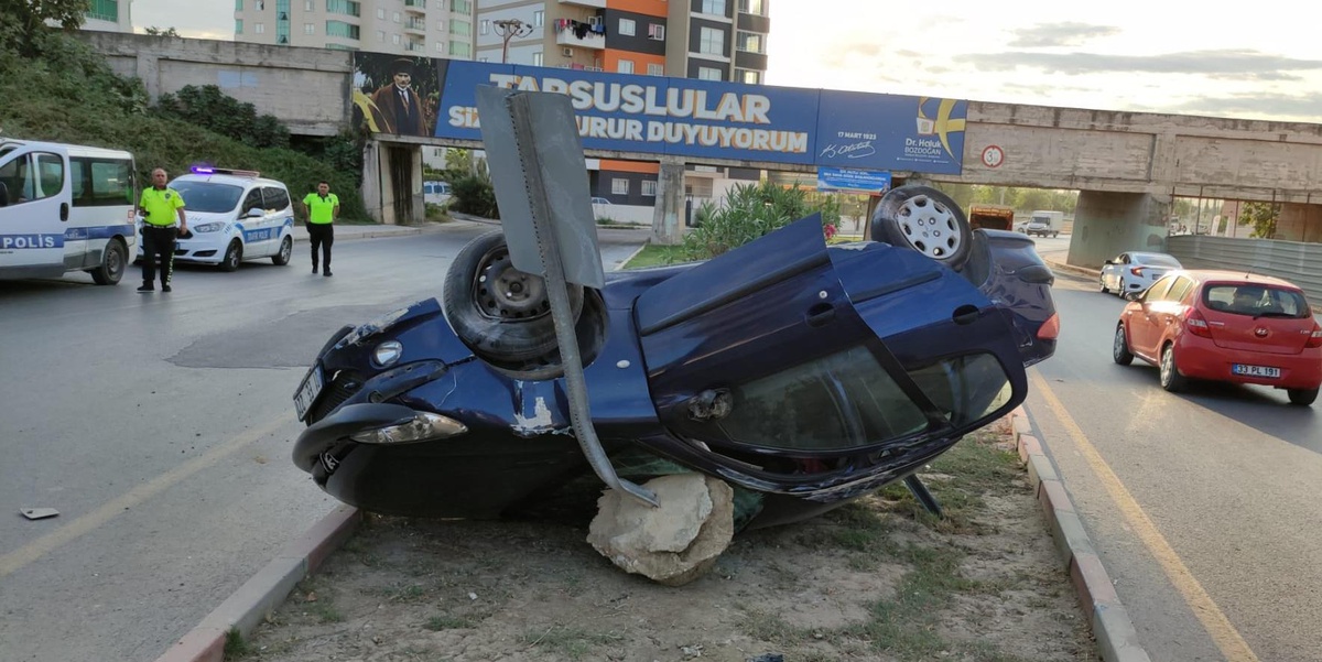 Son dakika haberi... Mersin\'de otomobil ile pikabın çarpıştığı kazada 3 kişi yaralandı