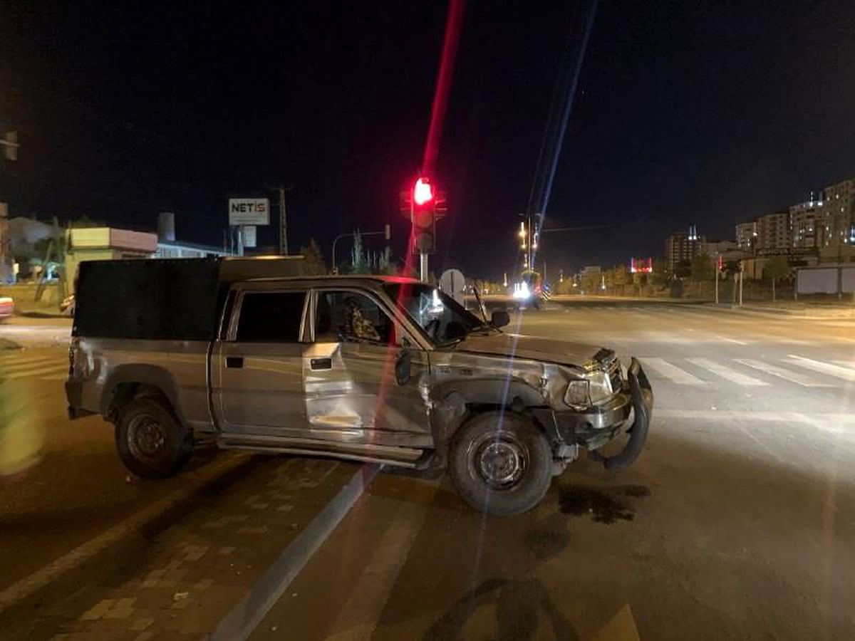 Son dakika... Minibüs ile hafif ticari araç kaza yaptı: 1 yaralı
