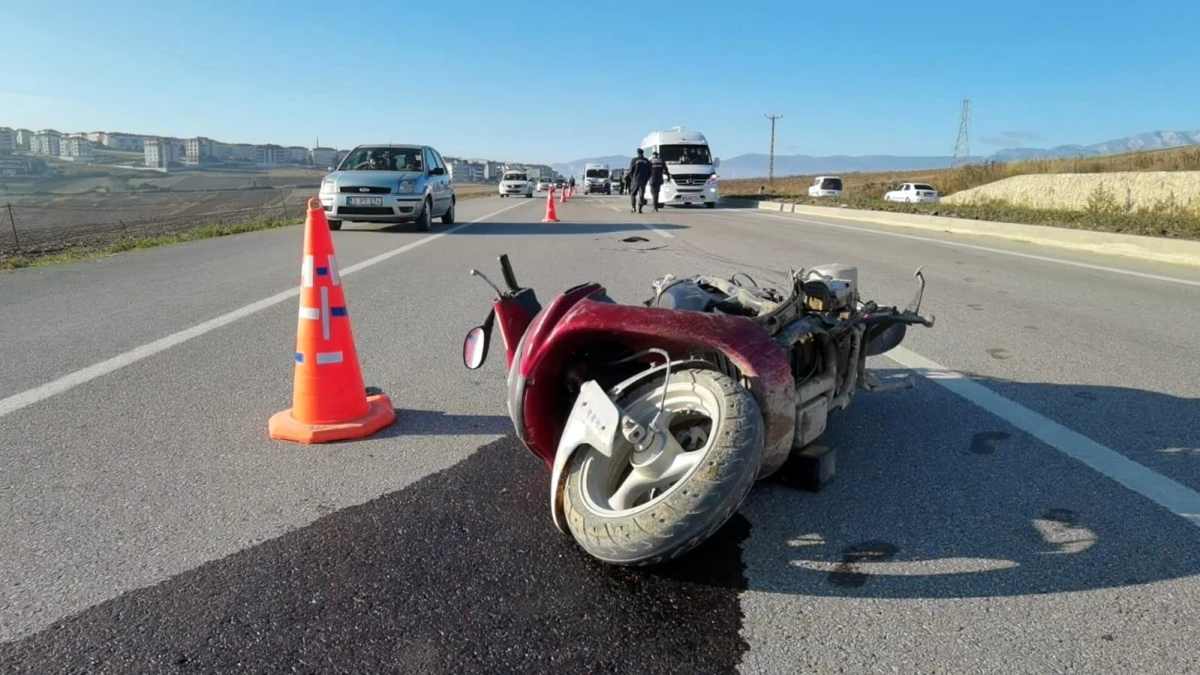 Minibüsle çarpışan motosiklet sürücüsünü yoldan geçen sağlıkçı kalp masajıyla hayata döndürdü