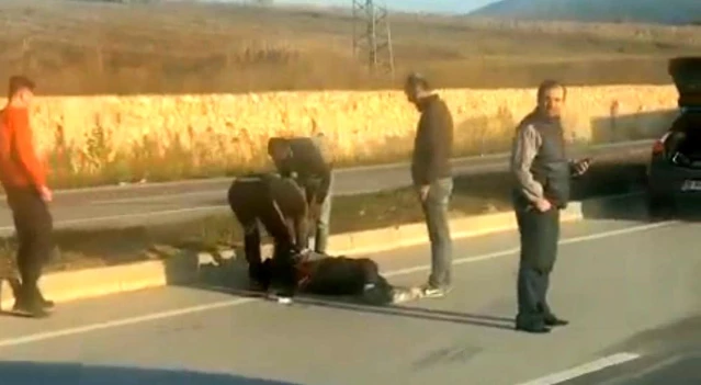 Minibüsle çarpışan motosiklet sürücüsünü yoldan geçen sağlıkçı kalp masajıyla hayata döndürdü