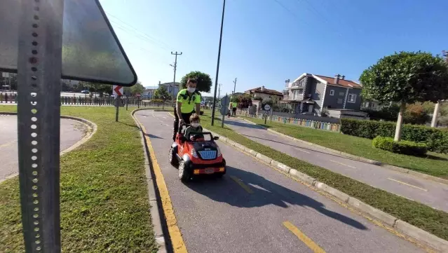 Minik şoförler eğitim parkında eğlenerek öğrendi