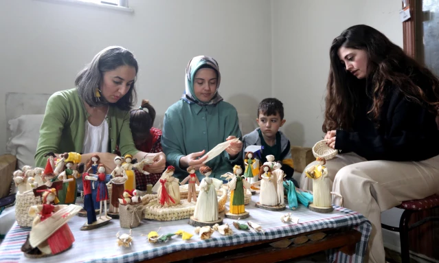 Mısır kabukları kadınların elinde süs eşyalarına dönüşüyor