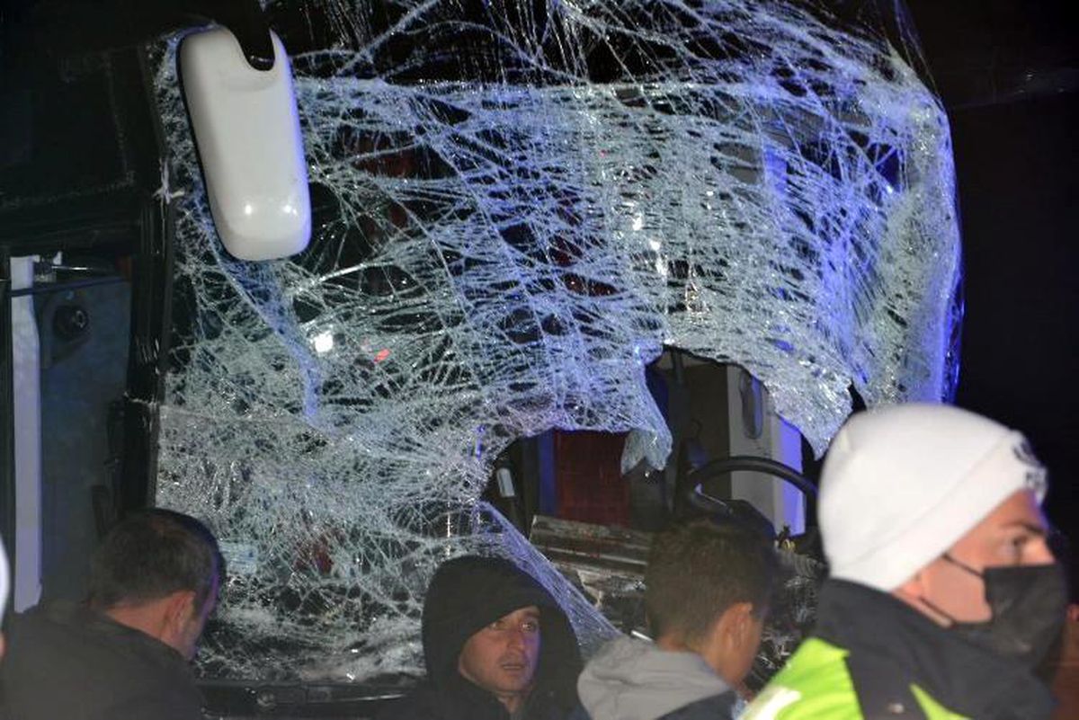 Otobüs kazasında yaralanan 12 kişiden biri hayatını kaybetti
