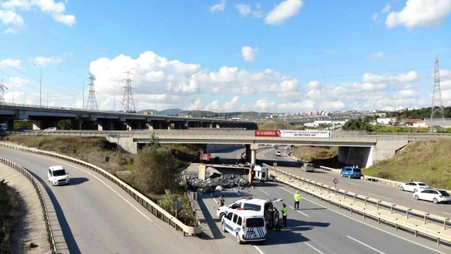 Sancaktepe'de hafriyat kamyonu yolda yan yattı: 1 yaralı