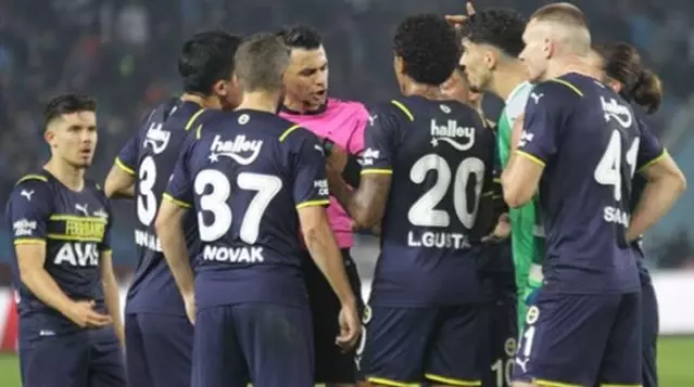 Fenerbahçe'den Türk futbol tarihinde benzeri görülmemiş protesto: Bizim için futbol bitmiştir Fenerbahçe'den Türk futbol tarihinde benzeri görülmemiş protesto: Bizim için futbol bitmiştir