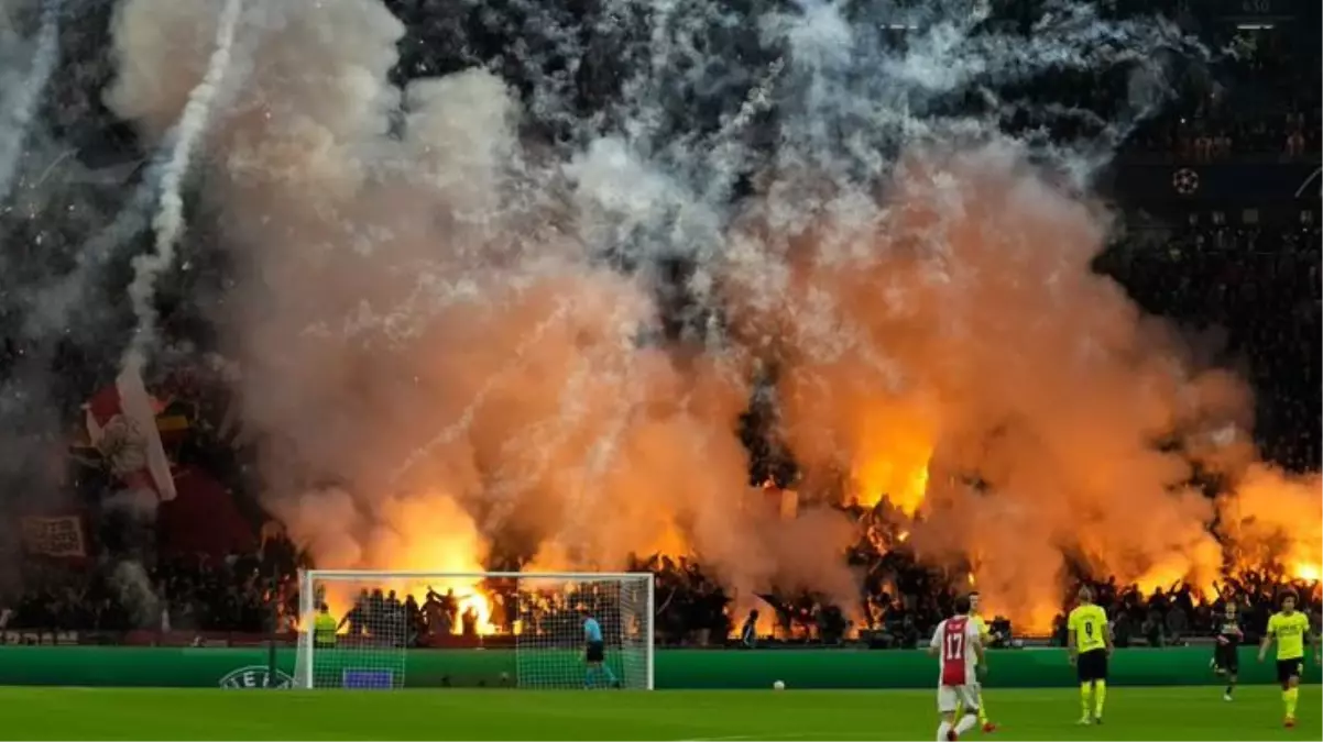 Hem Ajax hem Dortmund tribünlerini ateşe verdiler