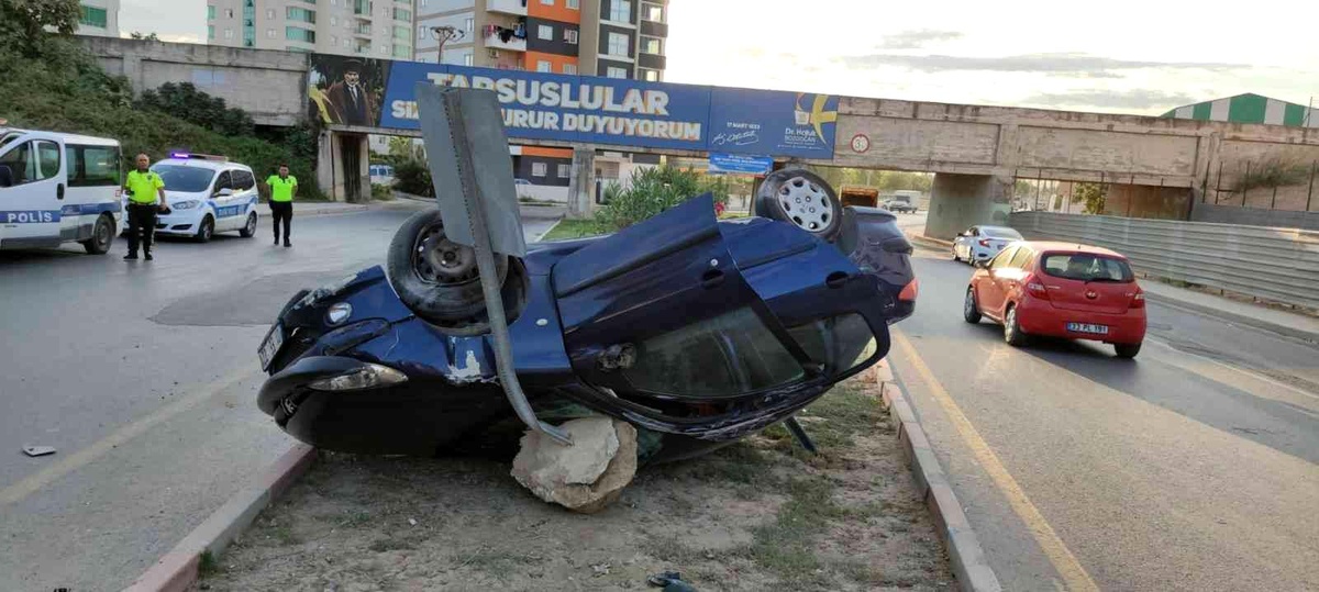 Tarsus\'ta ticari araç ile otomobil çarpıştı: 3 yaralı