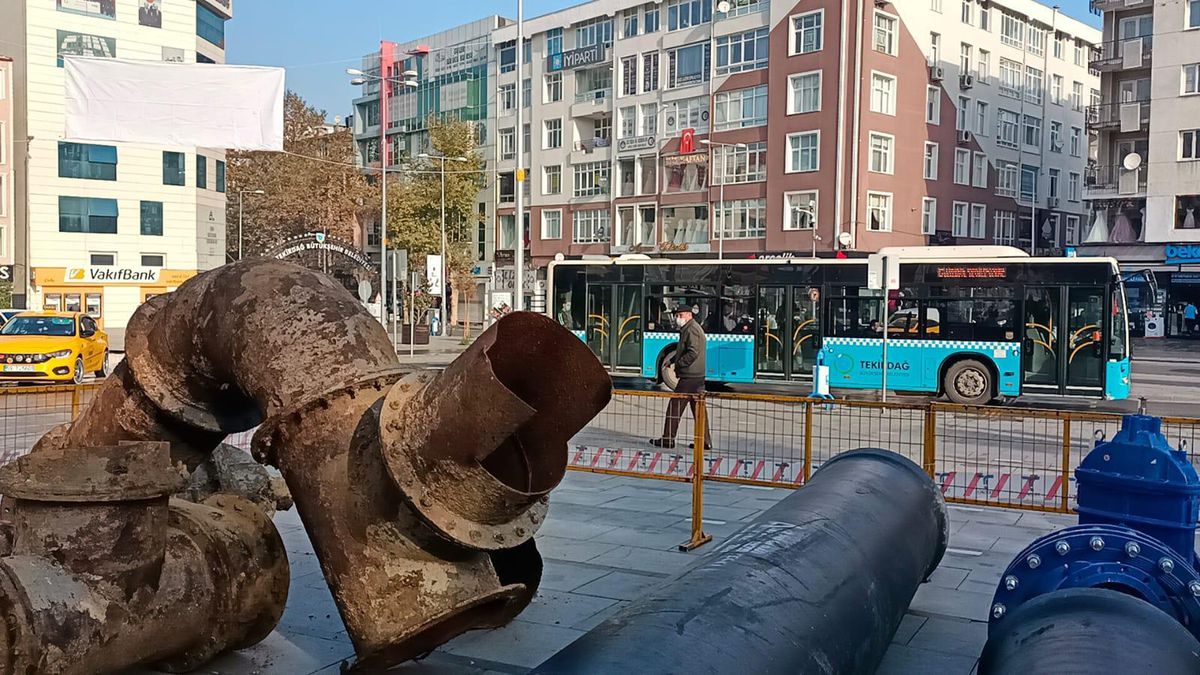 TESKİ Çorlu\'da ilçe merkezinde sergilediği eski boruları kaldırdı