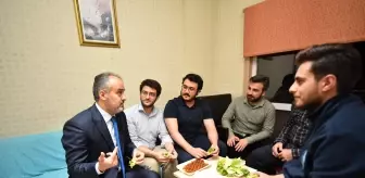 Üniversiteliler su indirimi için Aktaş'ı evlerinde ağırlayıp teşekkür etti