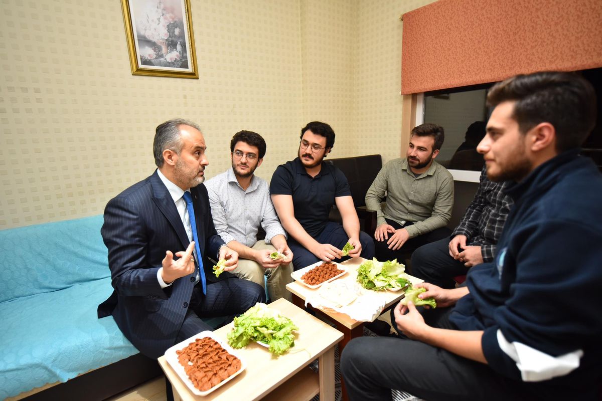 Üniversiteliler su indirimi için Aktaş\'ı evlerinde ağırlayıp teşekkür etti