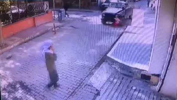ZIRHLI POLİS ARACININ ALTINDA KALAN 5 YAŞINDAKİ NURE, AĞIR YARALANDI ZIRHLI POLİS ARACININ ALTINDA KALAN 5 YAŞINDAKİ NURE, AĞIR YARALANDI