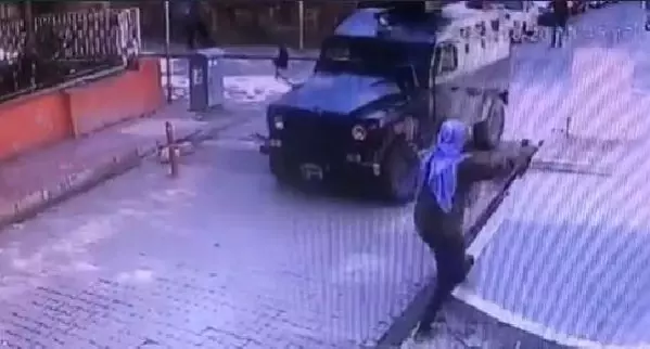 ZIRHLI POLİS ARACININ ALTINDA KALAN 5 YAŞINDAKİ NURE, AĞIR YARALANDI