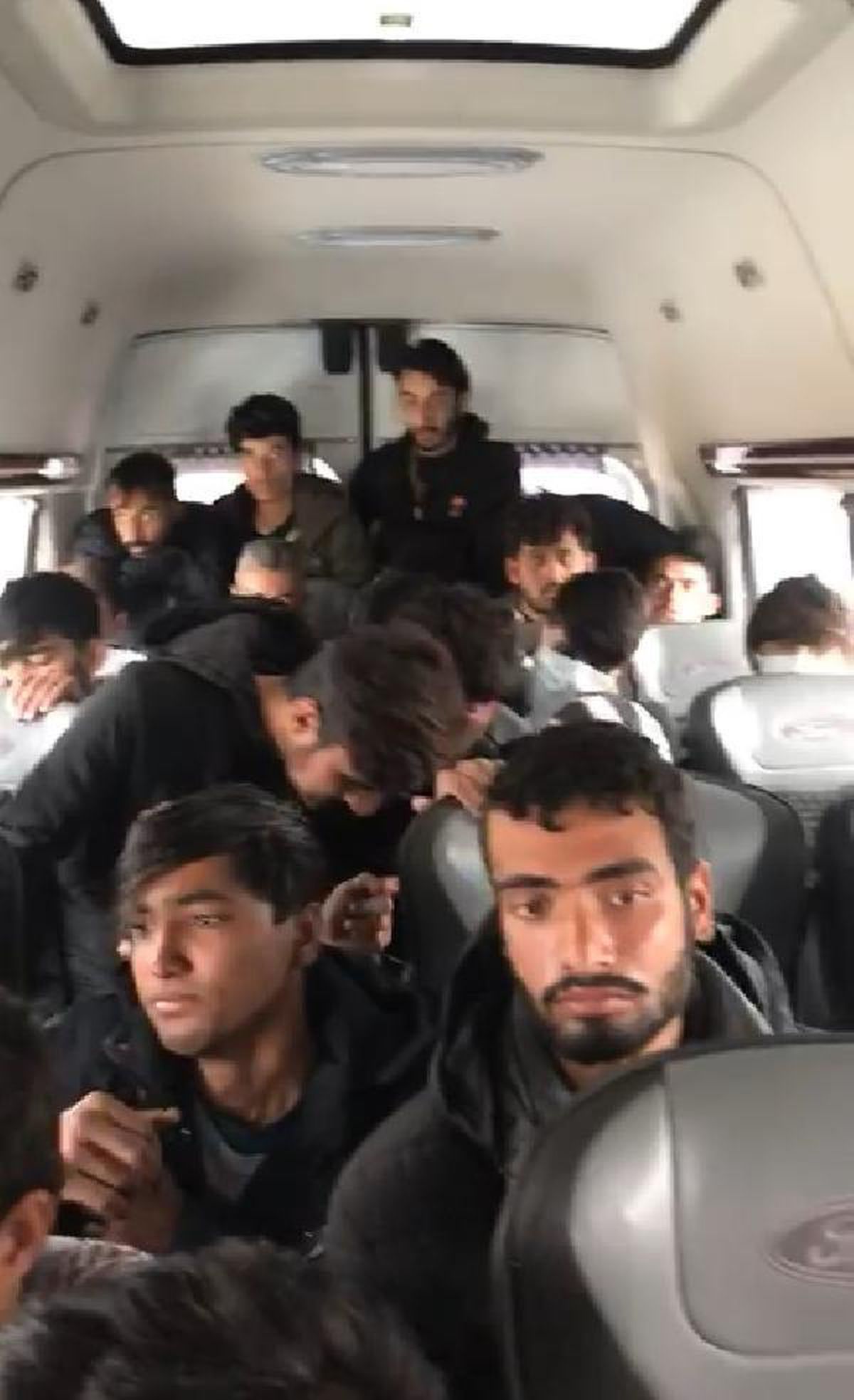 17 kişilik minibüsten, 31 göçmen çıktı