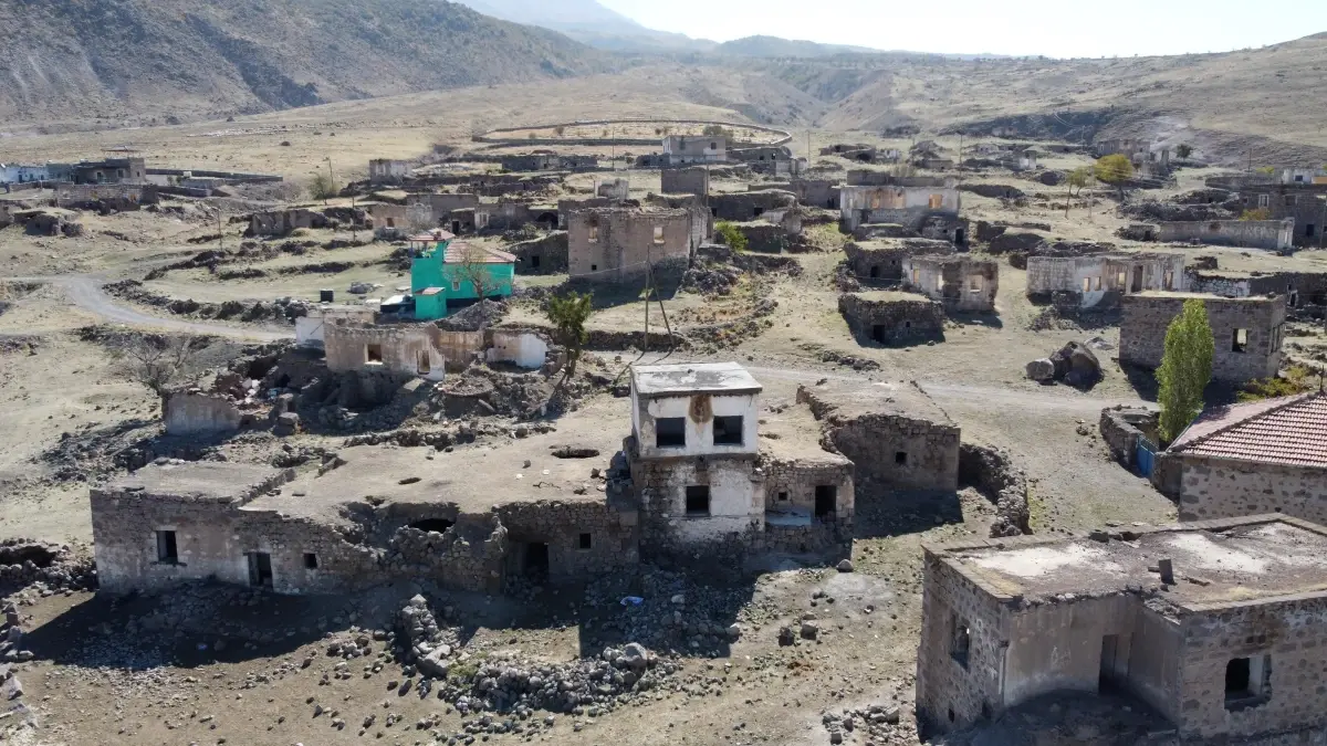 Su çıkmadığı için boşaltılan köyde 10 yıldır tek başına yaşıyor