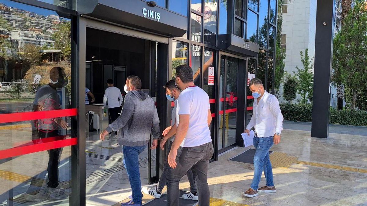 Alanya\'da çeşitli suçlardan aranan 2 zanlı yakalandı