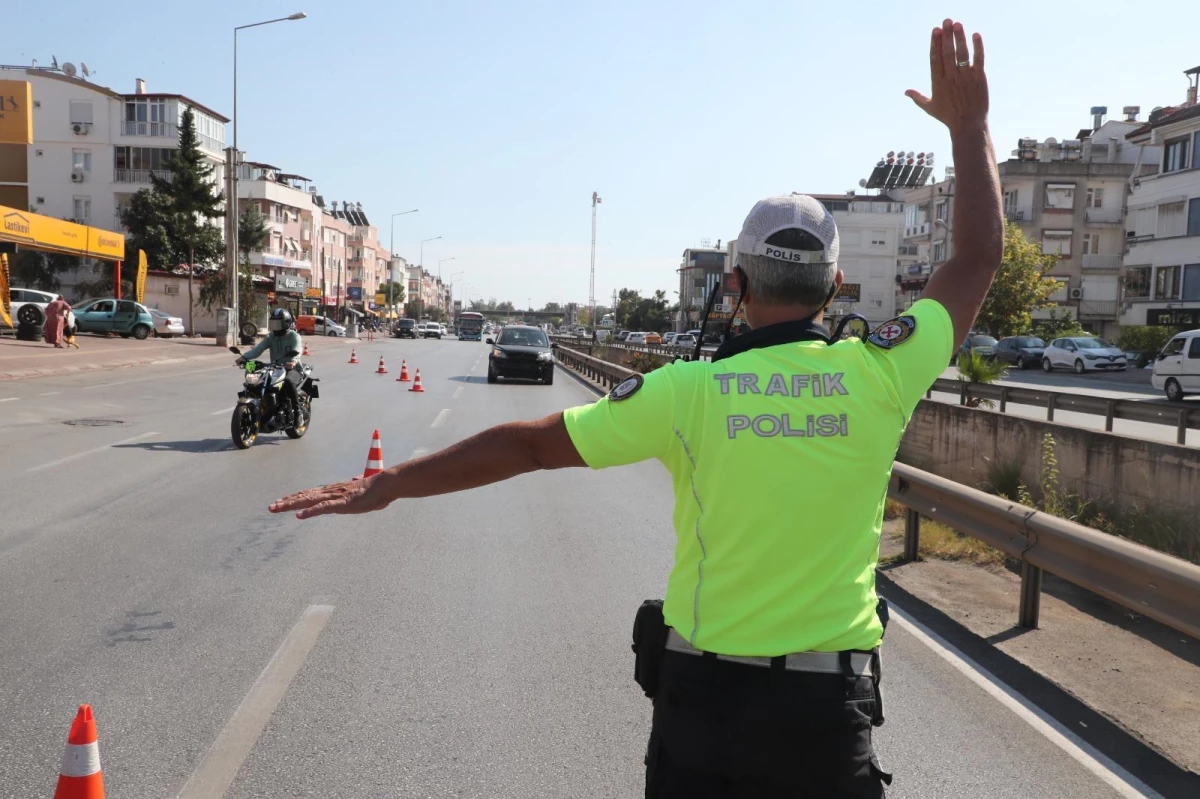 Antalya\'da drone ile yapılan trafik denetiminde 23 sürücüye ceza uygulandı