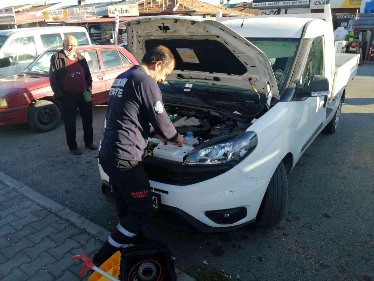 Arabanın motoruna sıkışan yavru kediyi itfaiye kurtardı