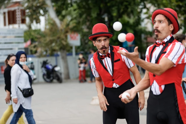 Arjantinli ikizler İnsanları mutlu etmek için dünyayı gezerek gösteri şovları yapıyor