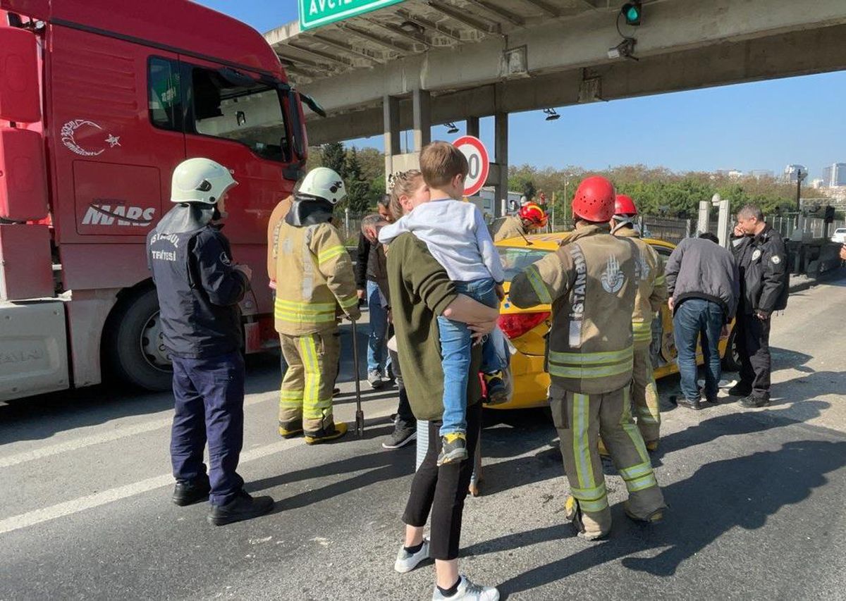 Avcılar\'daki trafik kazasında iki araç aynı gişede sıkıştı