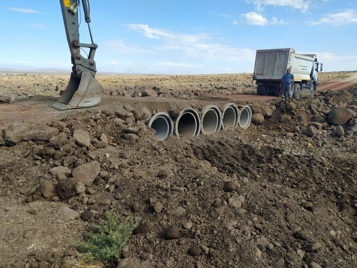 Bağlar Belediyesi\'nden menfez köprü ve beton boru döşeme çalışması