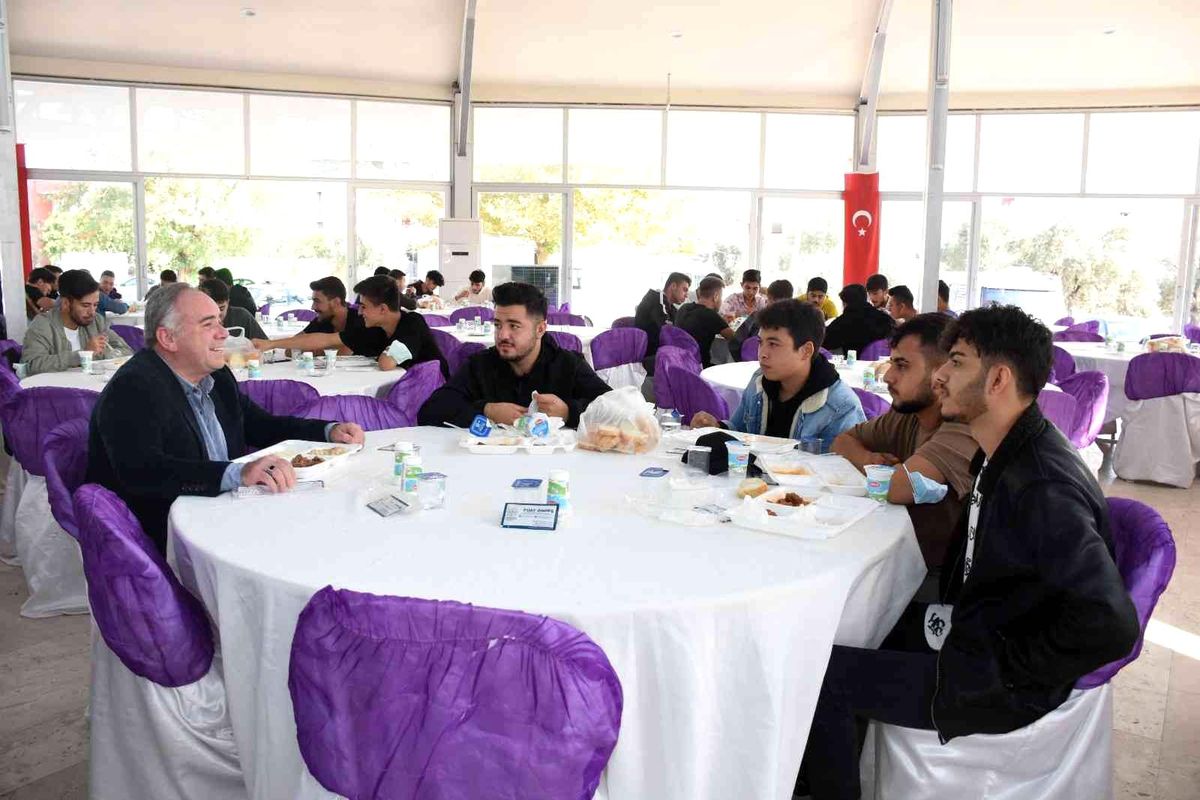 Başkan Öndeş üniversite öğrencileri ile yemekte buluştu