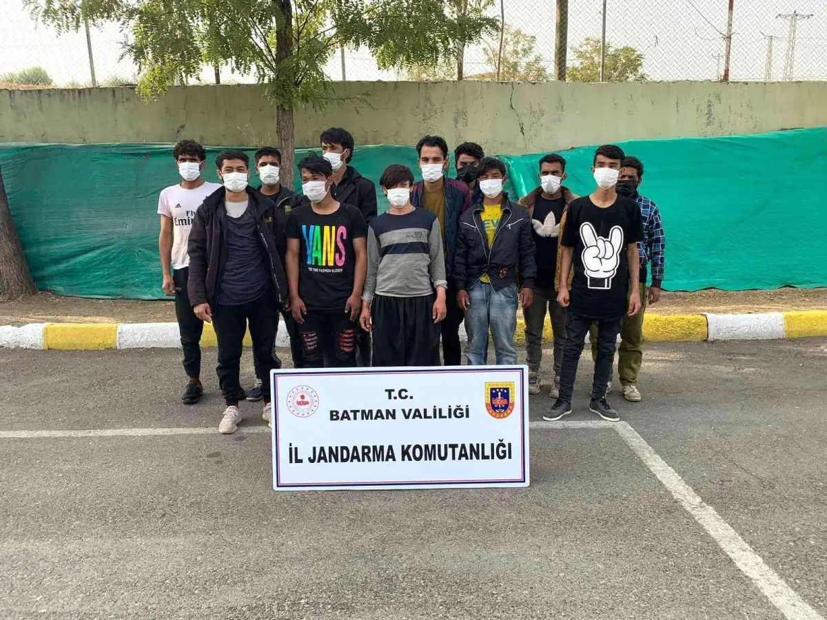 Batman\'da kaçak göçmenler İHA ile tespit edilerek yakalandı