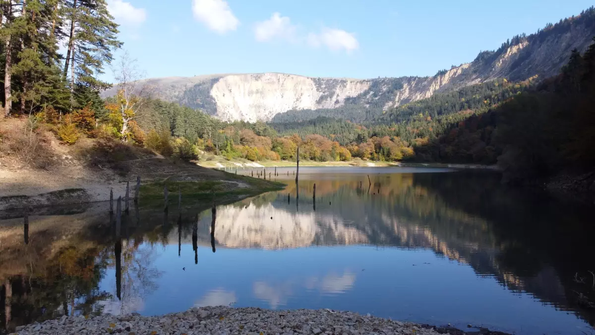 Bolu Sülüklü Göl\'de sonbaharın renkleri drone ile görüntülendi