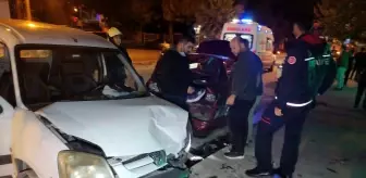 Direksiyon hakimiyetini kaybeden sürücü park halindeki araçların arasına böyle daldı