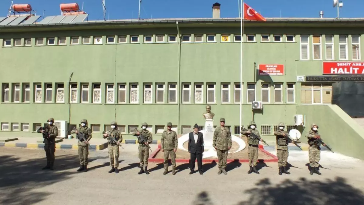 "Elmacı Dede" bahçesinde yetiştirdiği elmaları Mehmetçiğe götürdü