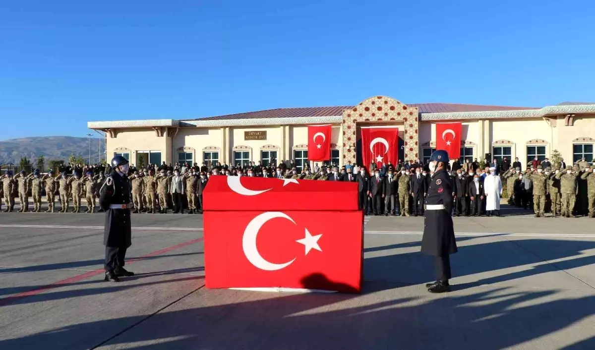 Son dakika haberleri: Erzincan\'da şehit düşen asker dualarla memleketi Erzurum\'a uğurlandı