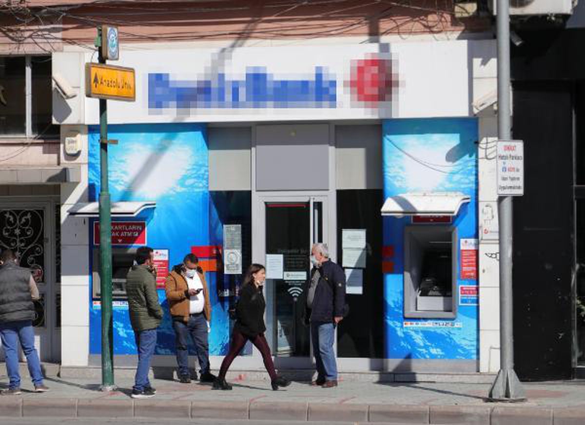 Eskişehir\'de bir banka şubesi koronavirüs nedeniyle kapatıldı