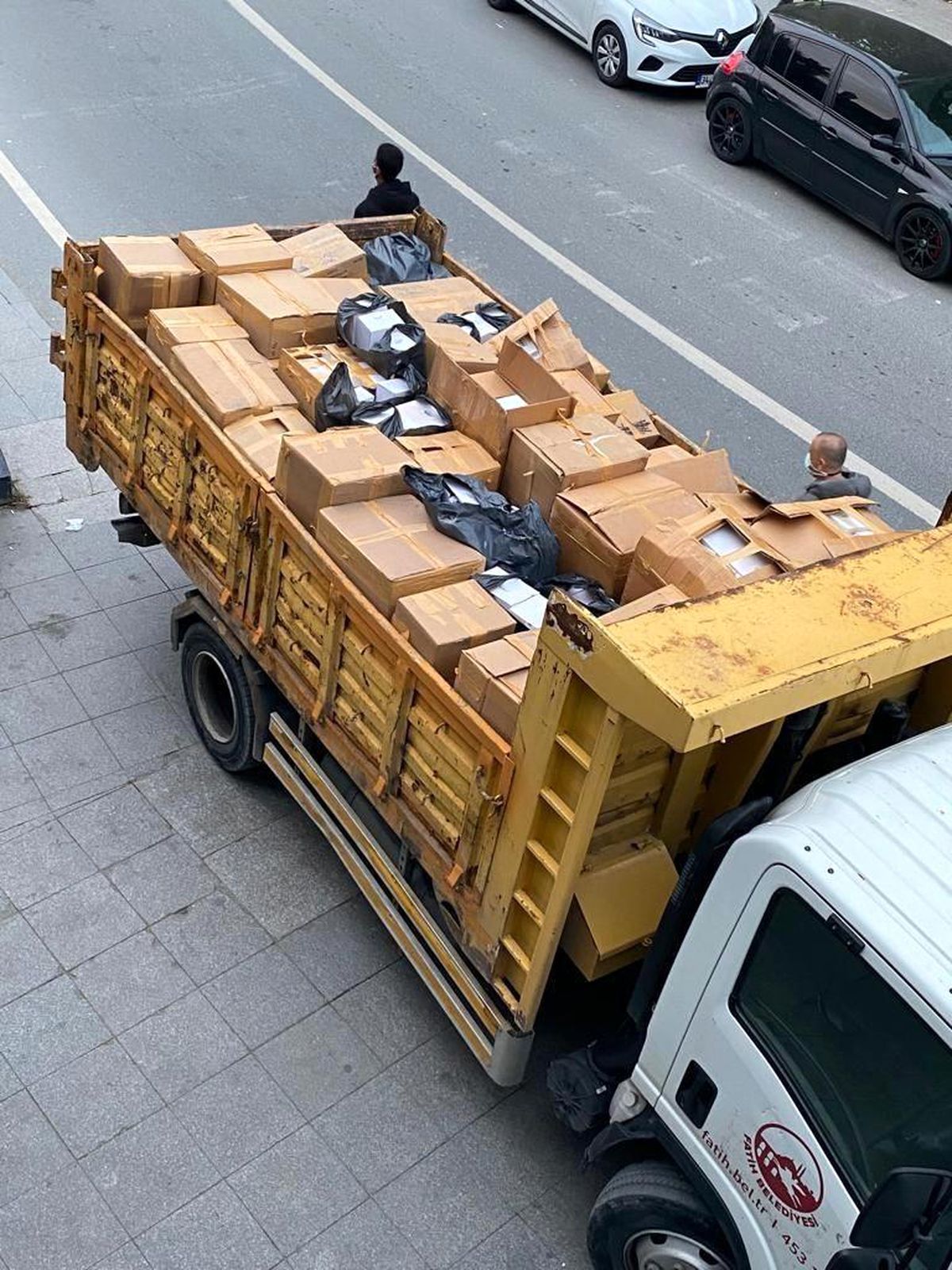 Fatih\'te kaçak parfüm operasyonu