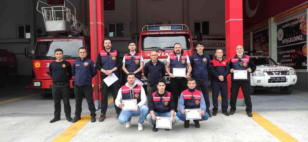 Gönüllü itfaiyeciler sertifikalarını aldı