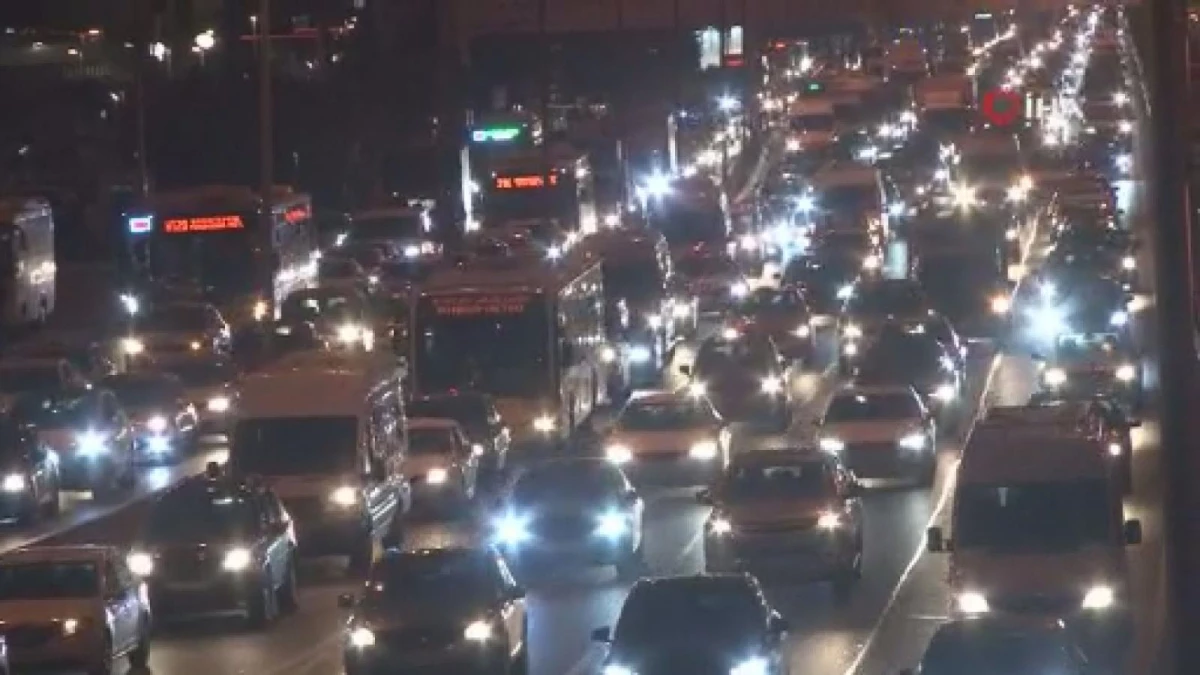İstanbul\'da trafik yoğunluğu seviyesi yüzde 74\'e çıktı