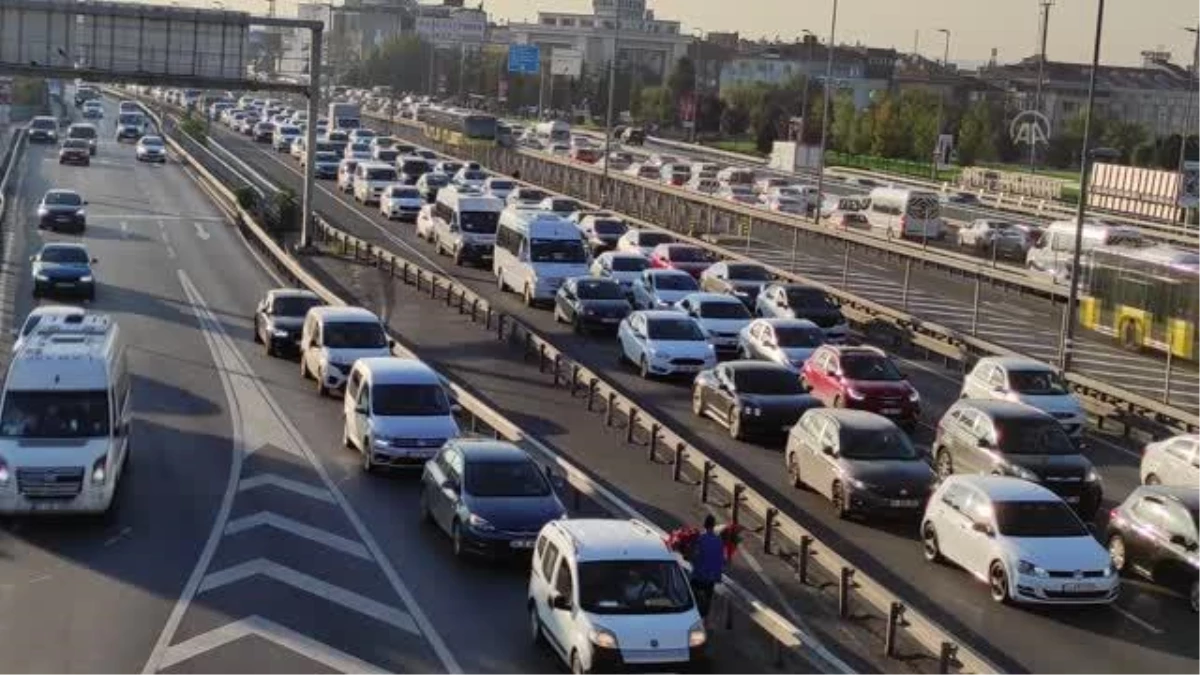 İstanbul\'da trafik yoğunluğu yaşanıyor