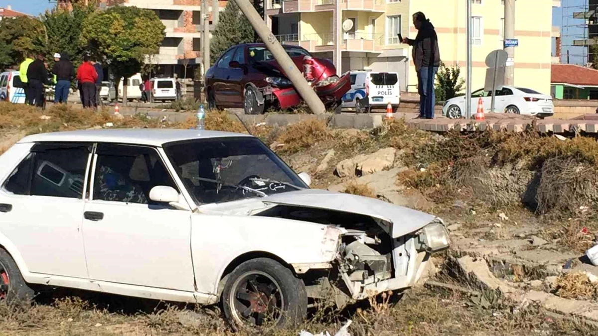 Konya\'da iki otomobil çarpıştı: 1 yaralı