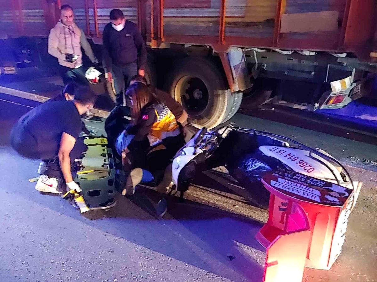 Kuşadası\'nda motosiklet kamyona çarptı: 1 yaralı