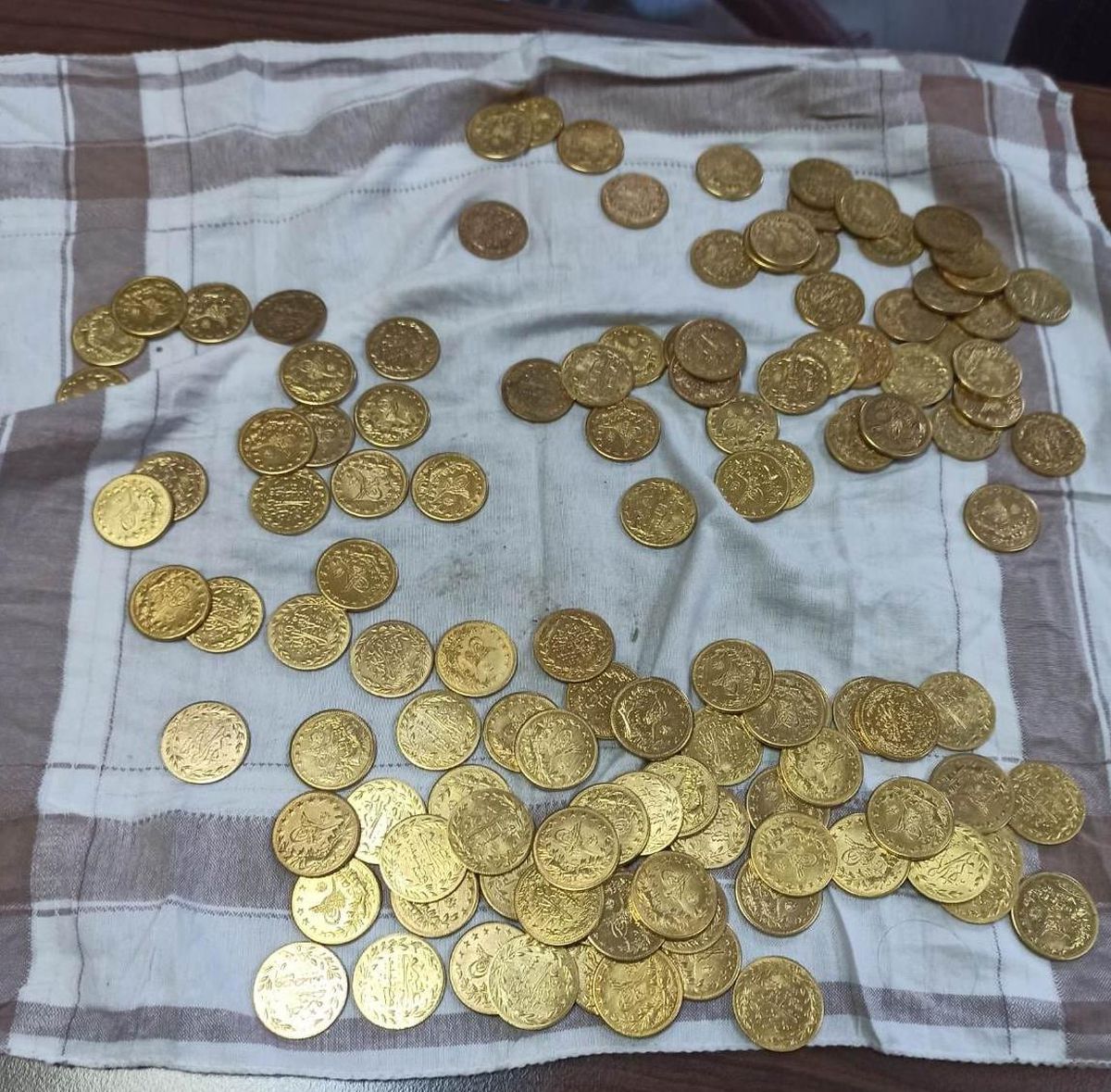 Manisa\'da sahte altın satmak isteyen şüpheliler suçüstü yakalandı