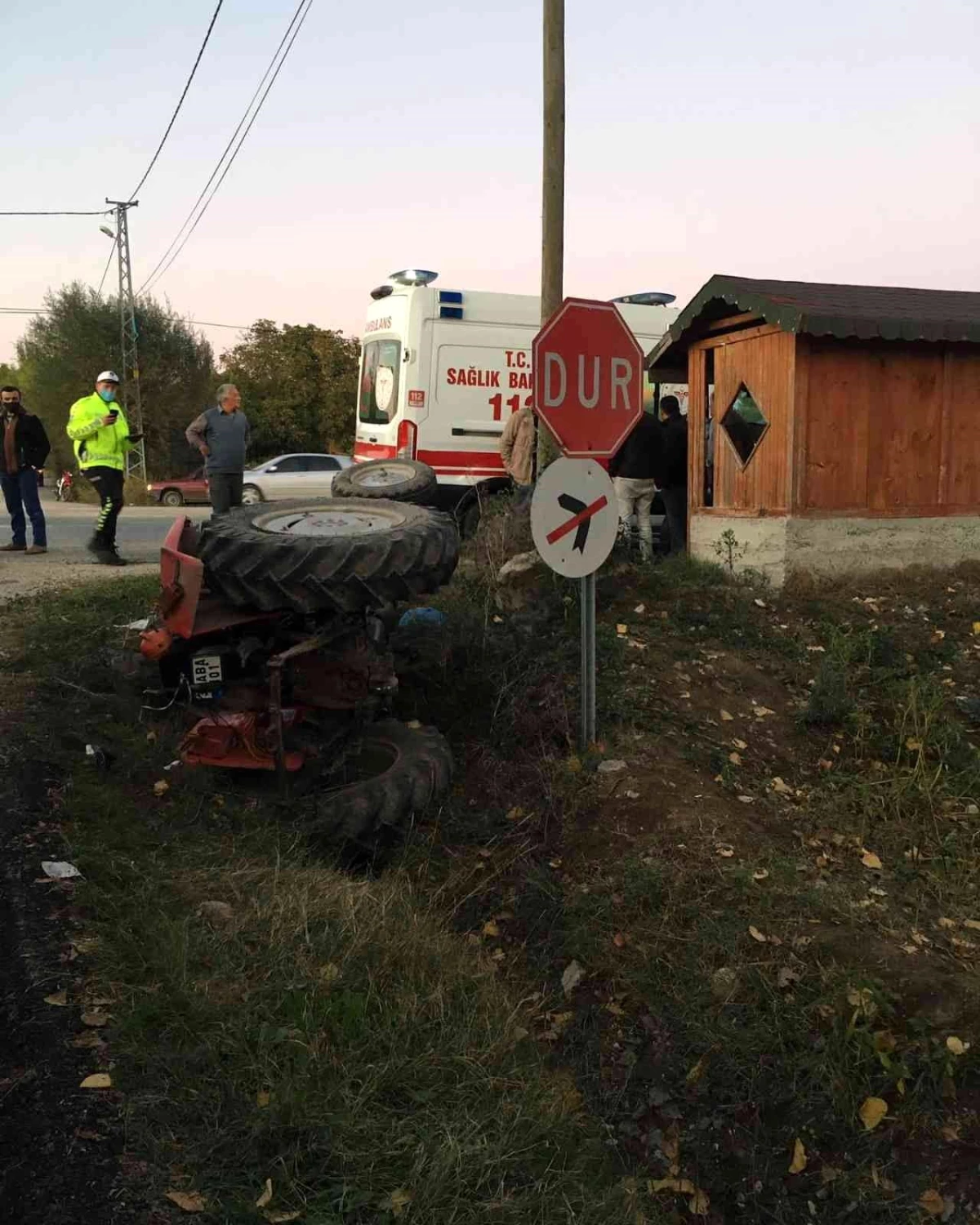 Son dakika! Minibüsle çarpışan traktör şarampole devrildi: 1 ölü
