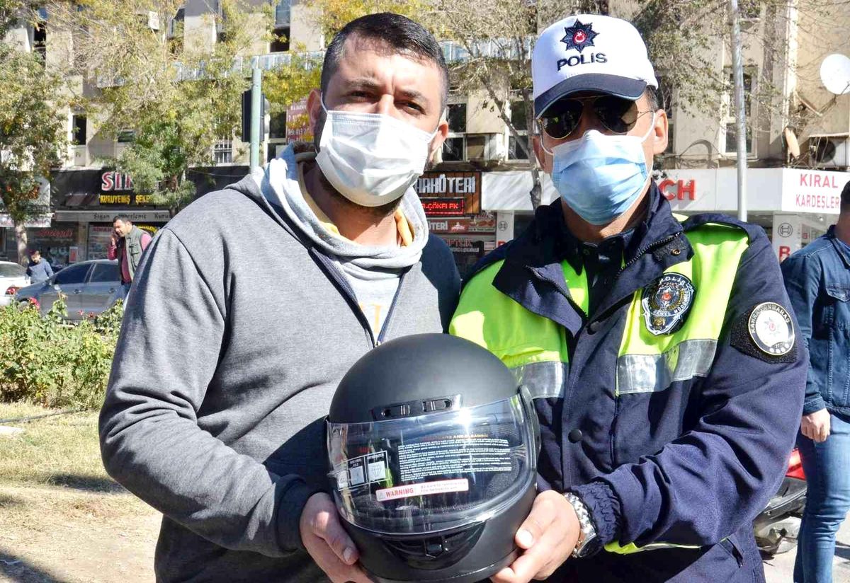 Motosiklet sürücülerine kask hediye edildi