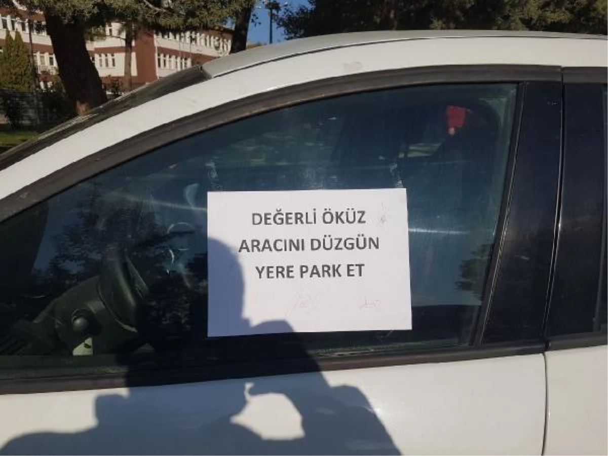 Otomobilini kaldırıma park eden sürücüye not yazıp tepki gösterdi