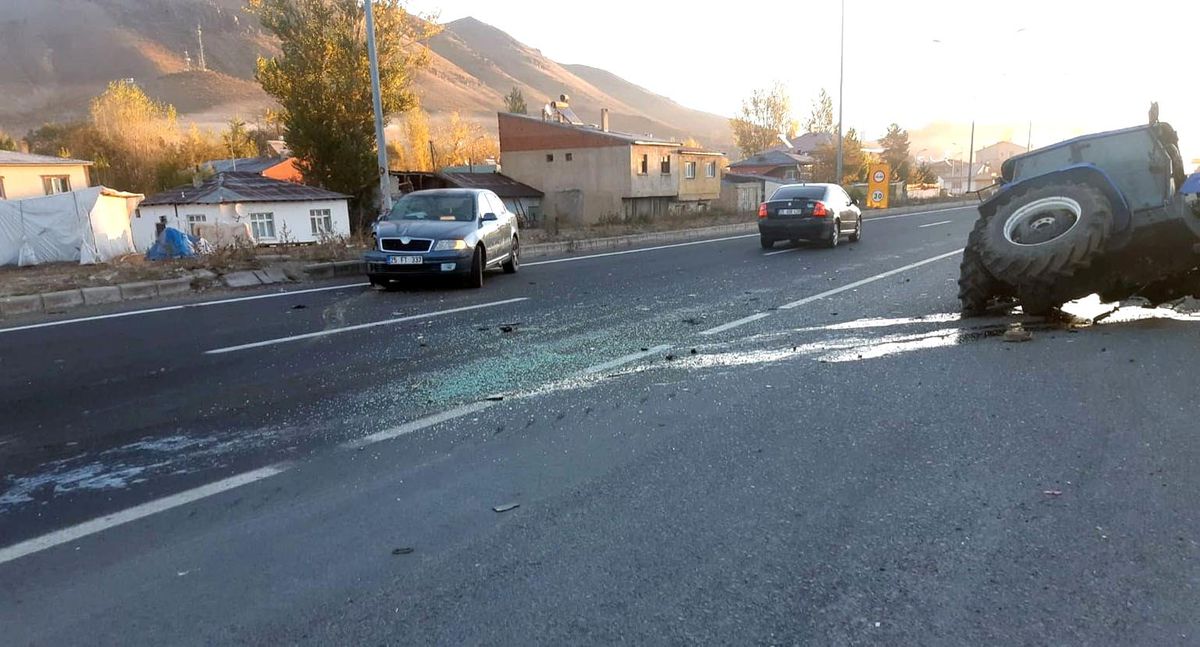 Pasinler\'de otomobil traktöre çarptı